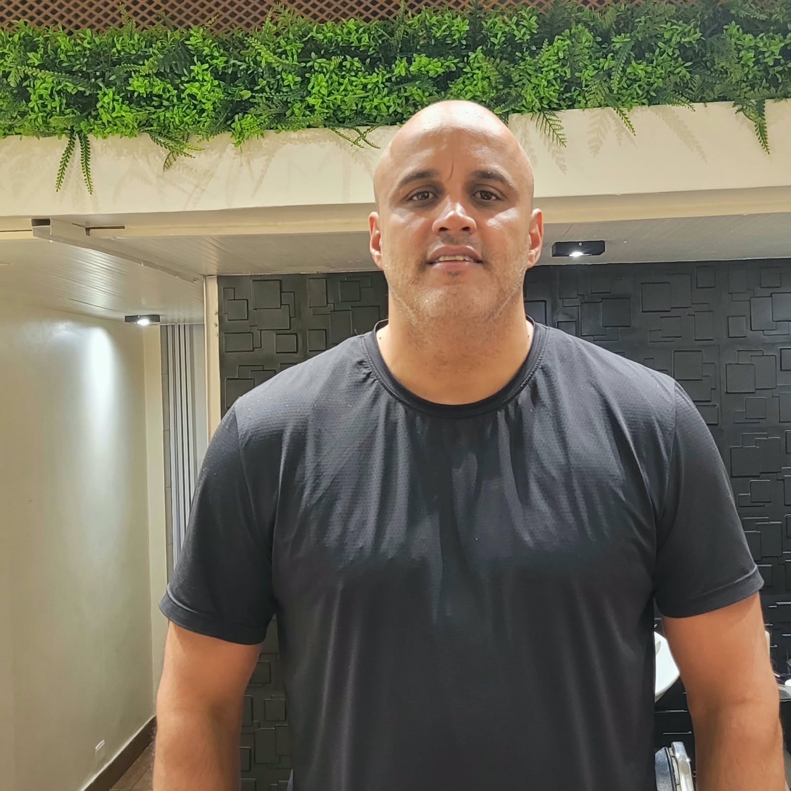 Renato Lima, cabeleireiro e criador da Comunidade SOLO, no salão